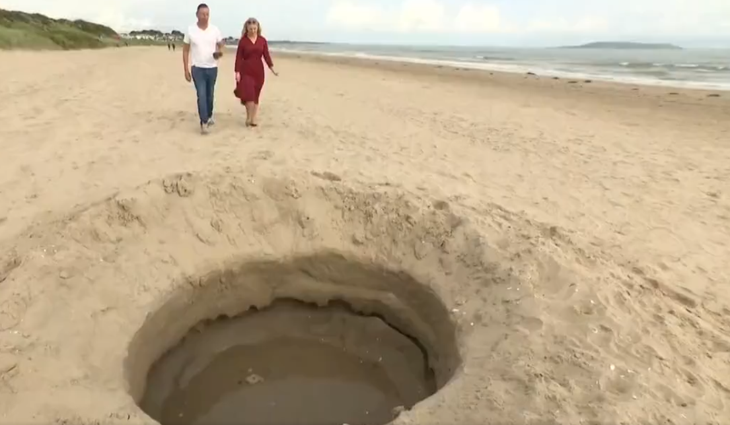 Imagen de la televisión irlandesa al mostrar el agujero en la arena. Imagen de la televisión irlandesa al mostrar el agujero en la arena.