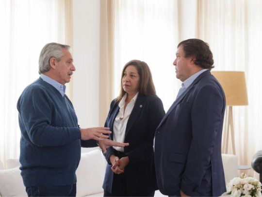 El presidente Alberto Fernández junto a Arabela Carreras y Alberto Weretilneck.&nbsp;