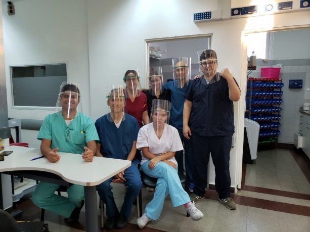 Un grupo de trabajadores de la salud del hospital Pirovano con las mascarillas donadas por Javier y Pablo Miranda.