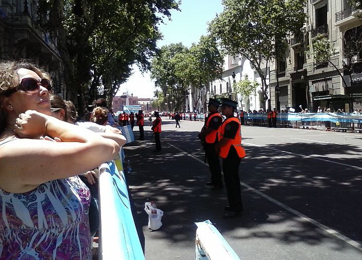 Crónica y fotos de una asunción acalorada en la Plaza de Mayo (foto 15)