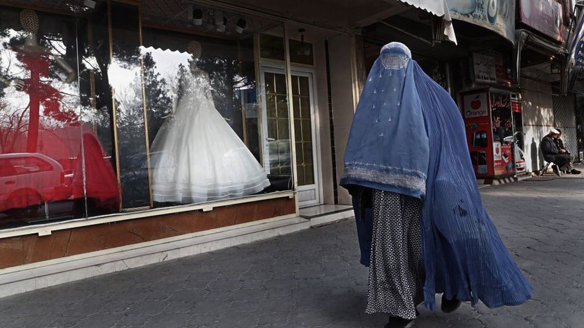 Afghan Taliban order merchants to behead mannequins in their shops