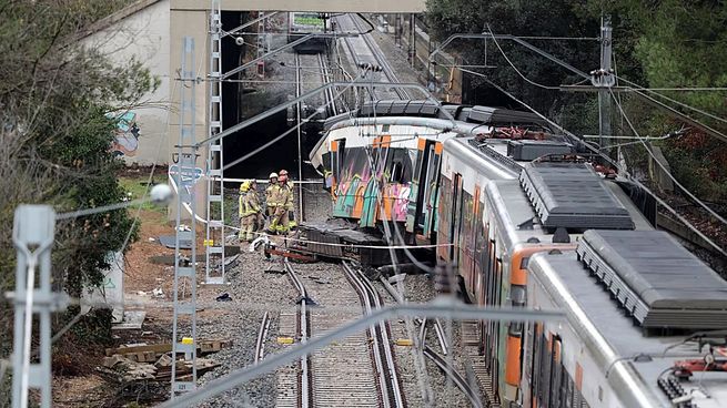 Descarrilamiento de un tren de la línea R4 de Rodalies entre Gelida y Sant Sadurní d’Anoia dejó un muerto y decenas de heridos.