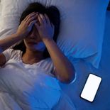 Las consecuencias de dormir con el celular cerca, según la psicología. Las consecuencias de dormir con el celular cerca, según la psicología.