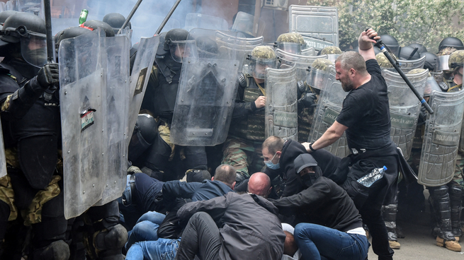 Las violentas protestas de hoy llegan luego de meses de tensiones crecientes y de que Serbia pusiera al Ejército en alerta máxima.
