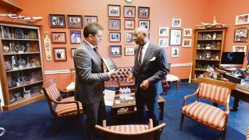 Apoyo. Sergio Massa se reunió ayer en Washington con Gregory Meeks, presidente de la Comisión de Asuntos Exteriores de la Cámara de Representantes. Le entregó un ejemplar de la Constitución Nacional.