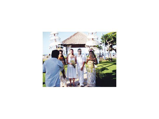 Cada vez más parejas occidentales confirman sus votos en tierras balinesas.