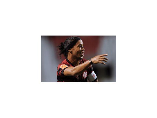 Ronaldinho tiró el centro en el primero y convirtió el segundo.