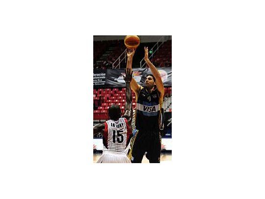 Luis Scola marcó 30 puntos contra República Dominicana.
