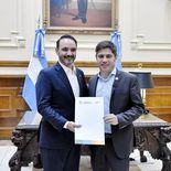 Axel Kicillof y Juan Pablo Valdés firmaron acuerdos para ampliar la cooperación entre Buenos Aires y Corrientes, con iniciativas vinculadas a la comercialización de productos regionales, el desarrollo agropecuario y la transferencia de tecnología para pequeños y medianos productores. Axel Kicillof y Juan Pablo Valdés firmaron acuerdos para ampliar la cooperación entre Buenos Aires y Corrientes, con iniciativas vinculadas a la comercialización de productos regionales, el desarrollo agropecuario y la transferencia de tecnología para pequeños y medianos productores.