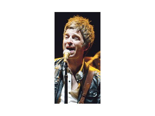 Noel Gallagher debutó en el Luna Park con menos público de lo que seguramente hubiera deseado y que lo escuchó con tibieza, salvo cuando cantó los temas más conocidos de Oasis.