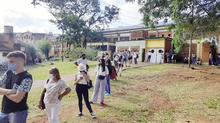 esperas. El aumento de casos de covid llevó a que en todo el país desbordaran los centros de testeo. Las provincias apuntan a mantener actividades, con más vacunación, controles y “conciencia social”.