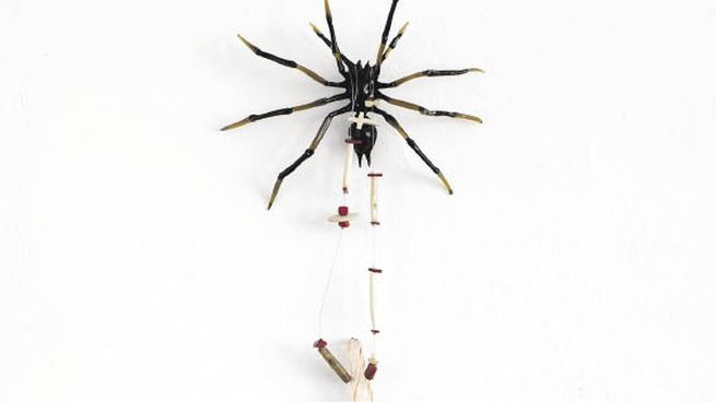 Charly Herrera. Las llamativas arañas de cristal del artista.