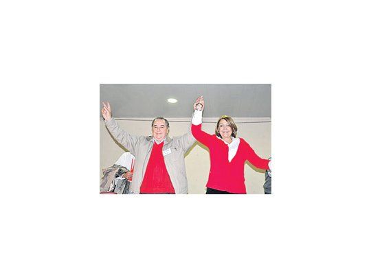Oscar Jorge y Norma Durango, la fórmula del PJ pampeano, festejan la proclamación el sábado en el congreso partidario.