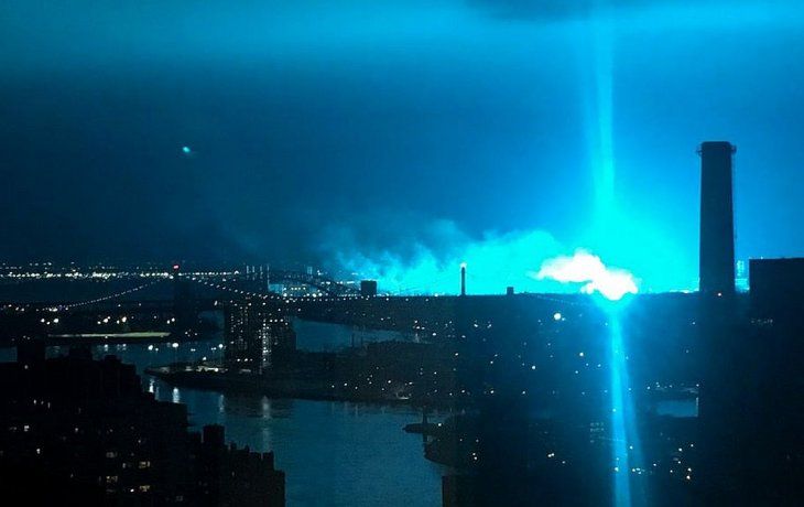 Nueva York: las más locas hipótesis por una extraña luz azul que iluminó la noche