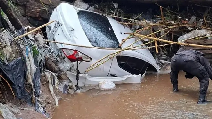 Así quedó el vehículo que fue arrastrado por las aguas y en el que murió un joven matrimonio. Así quedó el vehículo que fue arrastrado por las aguas y en el que murió un joven matrimonio.