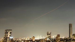 Un proyectil atraviesa el cielo de Israel tras un ataque con misiles de Irán. Un proyectil atraviesa el cielo de Israel tras un ataque con misiles de Irán.