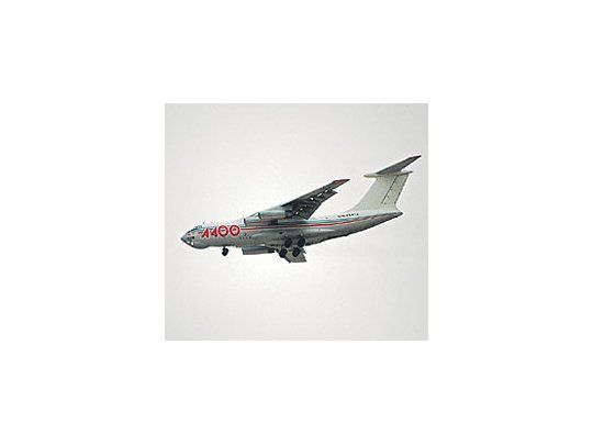Si el gobierno no llega a tiempo a alquilar un rompehielos quecubra la campaña antártica del próximo verano, piensa suplirlocon un avión ruso Ilyushin con capacidad de carga de 20toneladas.