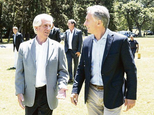 acuerdo. Mauricio Macri y Tabaré Vázquez ayer en la residencia Anchorena, en Colonia, Uruguay.