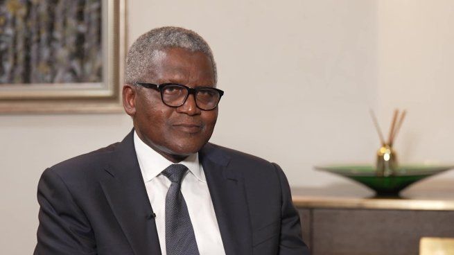 A pesar de su inmensa riqueza, Dangote vive en una casa alquilada y prioriza invertir en proyectos productivos.