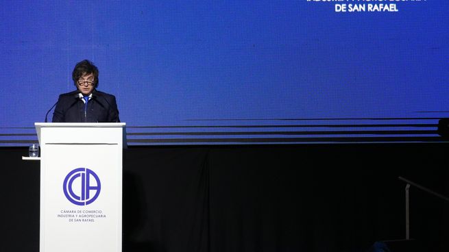 De campaña en Mendoza, Javier Milei volvió a insistir con la reforma laboral y la reforma tributaria - Image 1