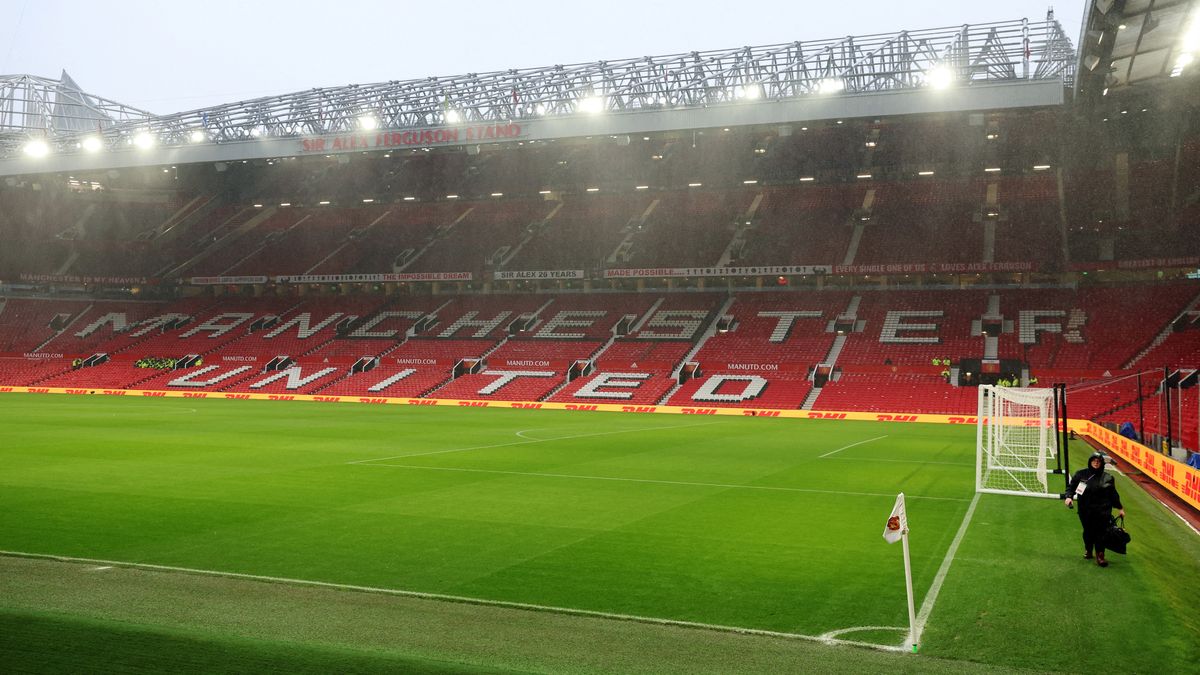 Manchester United plans to build a new €2.4 billion stadium