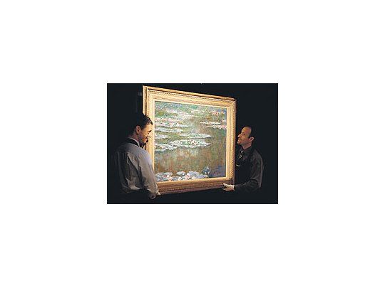 Dos oficiales deSotheby’sexhiben«Nymphéas»,de ClaudeMonet, por elque se estimauna venta deentre 20 y 30millones dedólares.