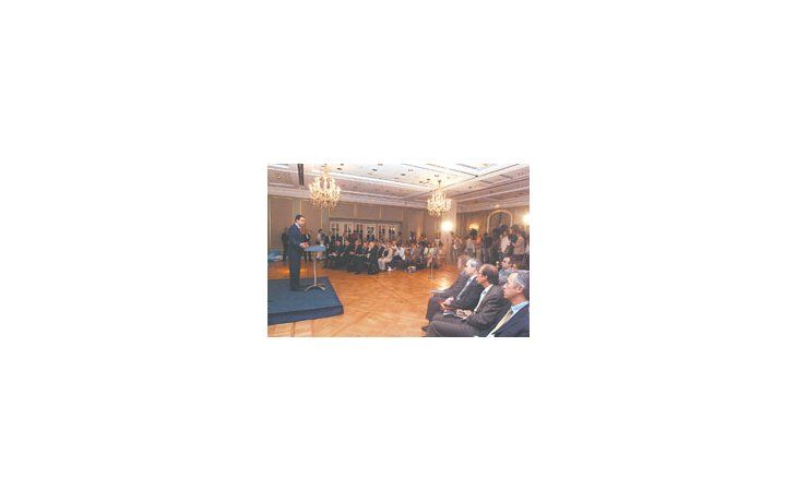 ámbito.com | El presidente español, José Luis Rodríguez Zapatero, durante la conferencia de prensa que dio ayer en el Alvear. Lo miran (derecha) los empresarios que poco después desayunarían con él. En ese encuentro se habló de reclamos, CIADI y contratos.