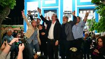 Martín Soria, cabeza de lista para el Senado por Fuerza Patria, celebra en Río Negro.