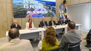 La Pampa presentó un amparo ambiental colectivo contra la modificación de la Ley de Glaciares bajo la consigna Es Vida. Es futuro. ¡No se negocia! La Pampa presentó un amparo ambiental colectivo contra la modificación de la Ley de Glaciares bajo la consigna Es Vida. Es futuro. ¡No se negocia!