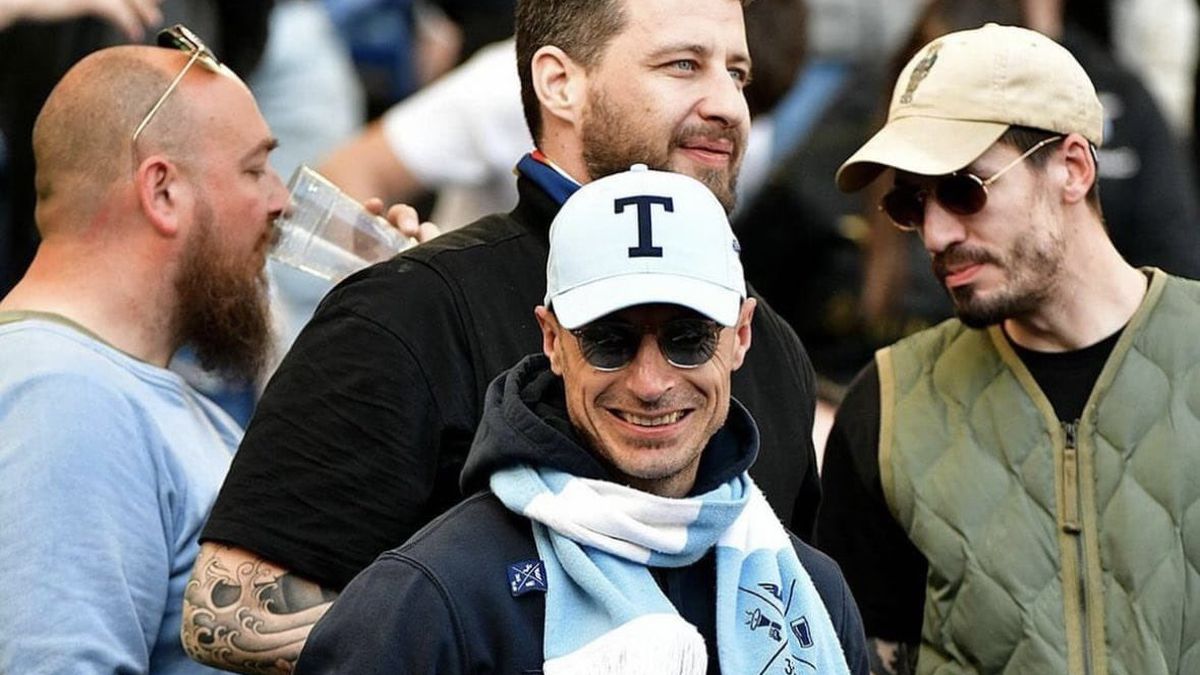 Polemica in Italia dopo che un ex giocatore della Lazio è apparso con un simbolo nazista