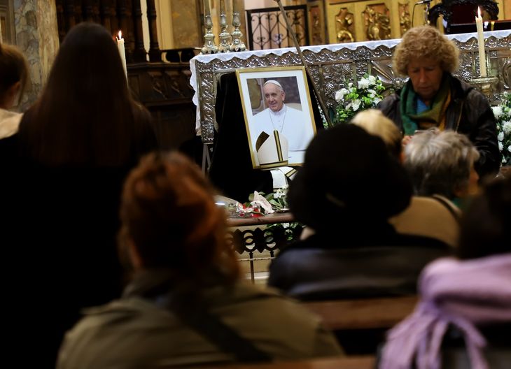 La muerte del Papa Francisco, el 21 de abril del 2025, conmovió a la comunidad católica global. La muerte del Papa Francisco, el 21 de abril del 2025, conmovió a la comunidad católica global.