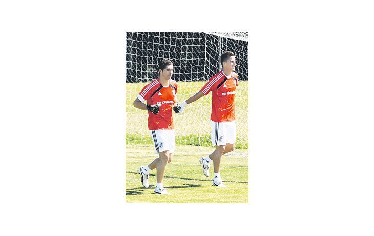 Leandro Chichizola entrena con Juan Pablo Carrizo, al que le pasará la posta del arco de River el sábado ante Arsenal.
