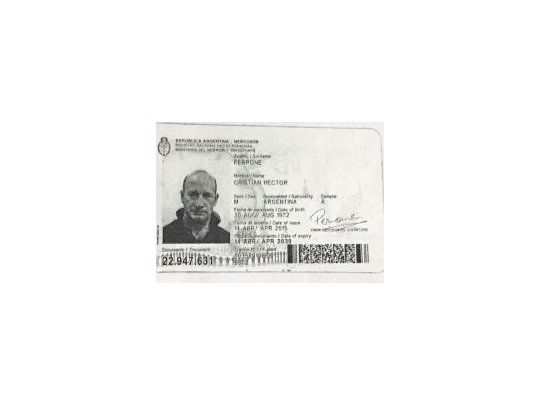 El documento de Cristian Héctor Perrone, el hombre señalado como el asesino de las dos jóvenes.  Lo dio a conocer ayer la Policía.