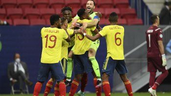 Colombia se abraza a Ospina, héroe ante Uruguay.