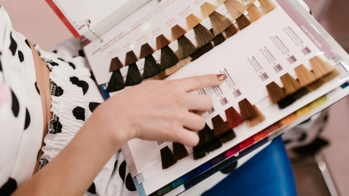 What does it mean to change hair color very often, according to psychology