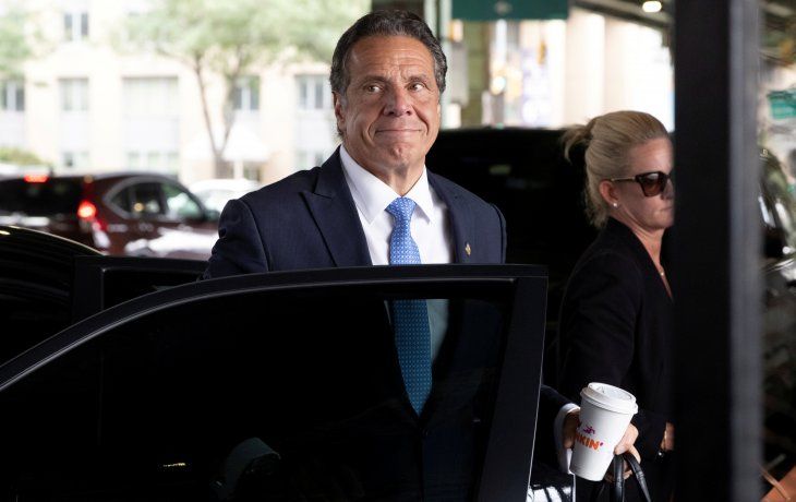 DESPLOME. Andrew Cuomo es fotografiado después de anunciar su renuncia. El gobernador dijo que suele abrazar y besar a las personas, pero que nunca notó que se había propasado.