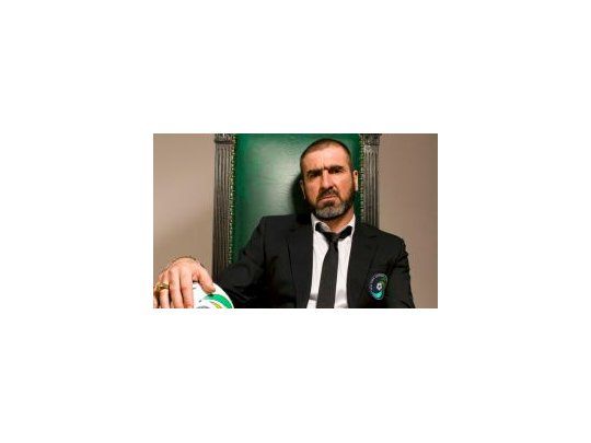 Su última locura. Cantona busca el sillón presidencial de Francia para solucionar el inconvenientes de las viviendas en su país.