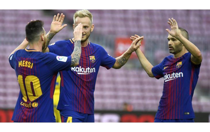Messi se saluda con Rakitic e Iniesta luego de uno de sus goles.