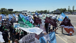 La protesta de los estatales en el peaje que une a la capital de Córdoba con la turística Carlos Paz.&nbsp;