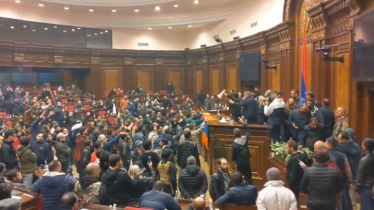 Manifestantes armenios furiosos con el acuerdo de paz tomaron este lunes el Parlamento y la sede del Gobierno, en Erevan, exigiendo la renuncia del premier.