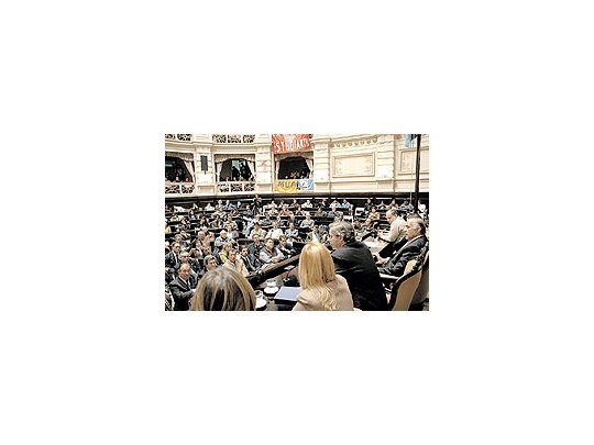 Felipe Solá ayer, en la Legislatura bonaerense, durante el cierre del Parlamento piquetero, que sirvió además para alinear a la mayoría de estos grupos detrás de la intentona reeleccionista del gobernador.