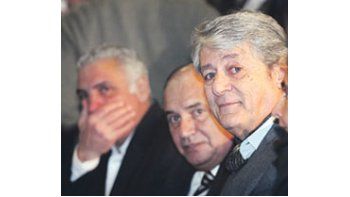 ámbito.com | No será fácil el tratamiento del proyecto de ley deretenciones en el Congreso.Ni el bloque PJ tieneuna posición pacífica sobreel tema. Ayer, rostros deansiedad en los diputadosJorge Rossi, Juan Gullo,José María Díaz Bancalariy Carlos Kunke