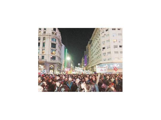 Docentes, no docentes y alumnos se movilizaron ayer hacia la Plaza de Mayo tras entregar un petitorio en el Ministerio de Educación nacional.