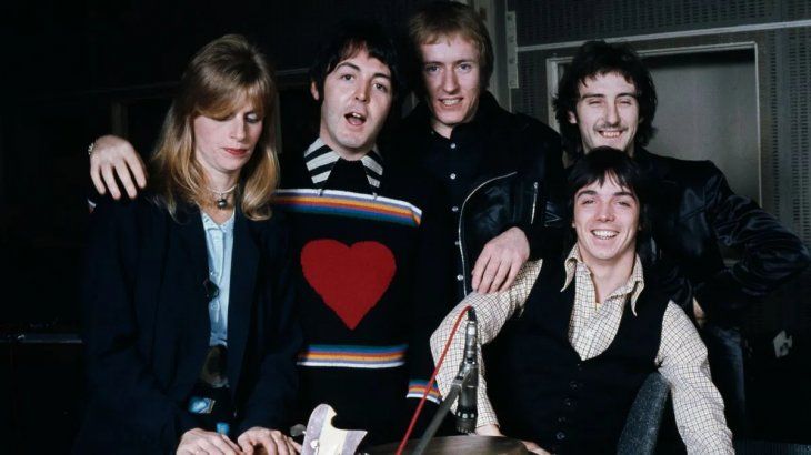 McCartney with his band Wings. McCartney with his band Wings.