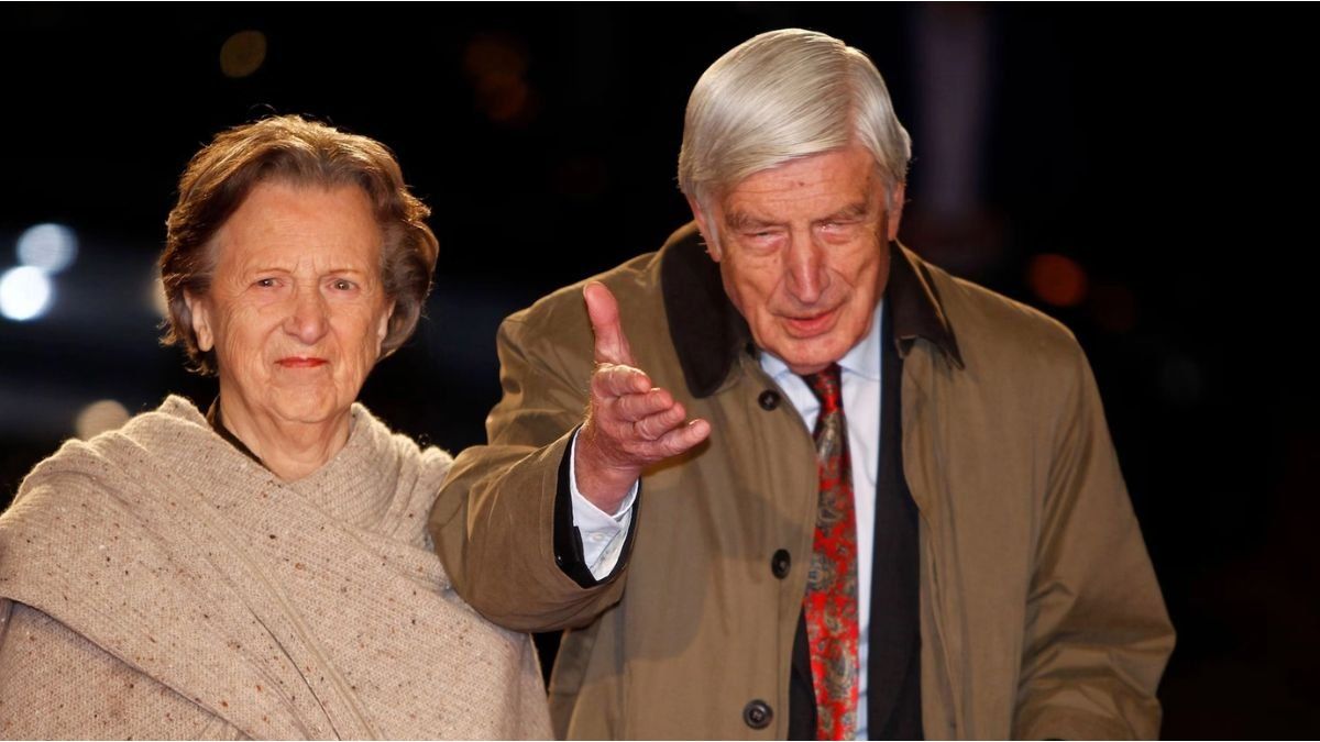 A former prime minister and his wife decided to die hand in hand