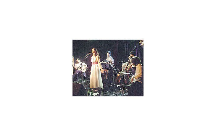 ámbito.com | El principal mérito del nuevo espectáculode la Soledad Villamil cantante es recuperartangos, milongas y valses criollosde principios del siglo pasado, con arregloscuidados y buen estilo.