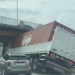 La Policía de la Provincia y el equipo de seguridad vial se presentaron en el lugar y coordinaron las maniobras necesarias para que el camión pudiera salir a través de la rama de salida anterior al puente. La Policía de la Provincia y el equipo de seguridad vial se presentaron en el lugar y coordinaron las maniobras necesarias para que el camión pudiera salir a través de la rama de salida anterior al puente.