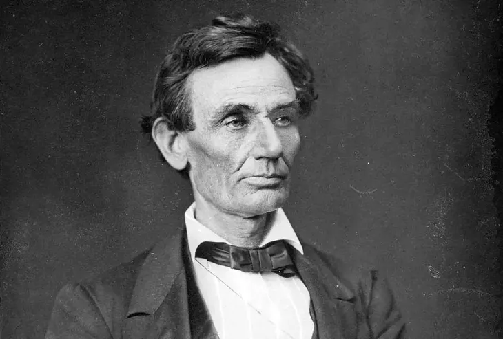 Abraham Lincoln toma posesión de la presidencia de los Estados Unidos en su primer mandato el 4 de marzo de 1861.