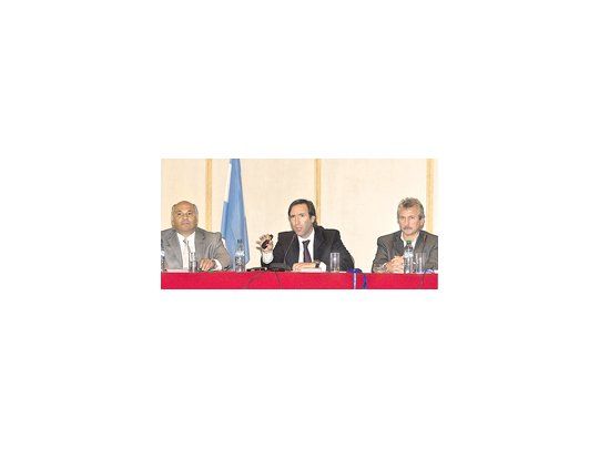 El ministro Lorenzino, flanqueado por Raúl Olmos y Gustavo Isaack de la Asociación Federal de Editores de la República Argentina.