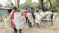 Donación. Los “trajes refugio” son bolsas de dormir autoportantes.